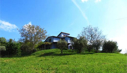 VILLINO MQ. 140 IN STRUTTURA BIFAMILIARE .