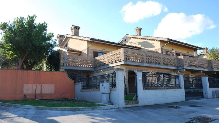 SPLENDIDA VILLA A SCHIERA MQ. 300 CON VISTA MARE.